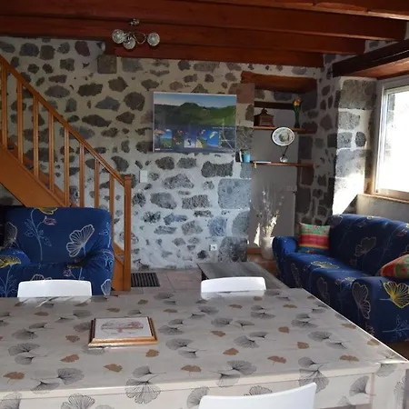 4 Personnes Dans Le Cantal Animaux Bienvenus Casa de Férias *