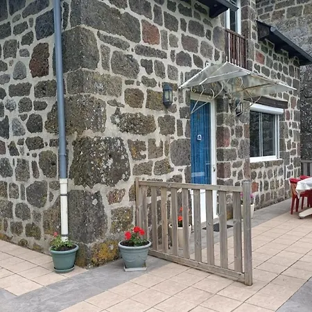 4 Personnes Dans Le Cantal Animaux Bienvenus *