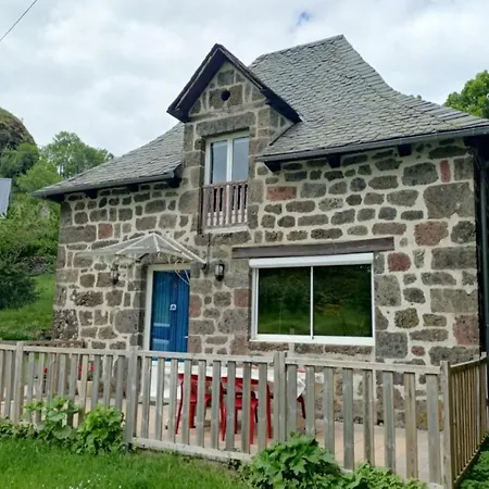 4 Personnes Dans Le Cantal Animaux Bienvenus 펜션