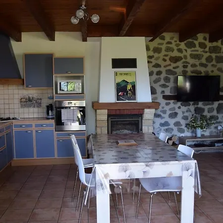 4 Personnes Dans Le Cantal Animaux Bienvenus Casa de Férias *