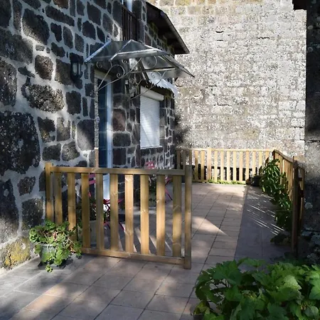 4 Personnes Dans Le Cantal Animaux Bienvenus 別荘 *