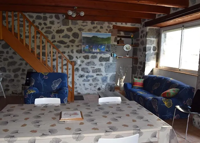 4 Personnes Dans Le Cantal Animaux Bienvenus Casa de Férias *