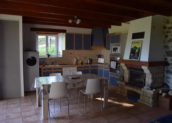 4 Personnes Dans Le Cantal Animaux Bienvenus Casa de Férias