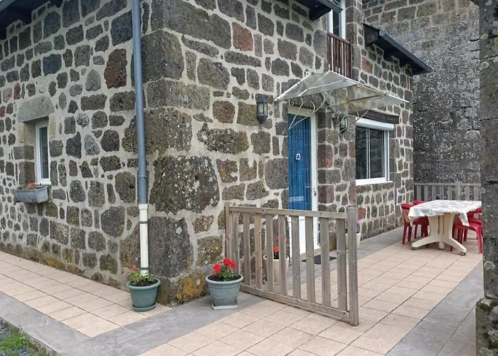 4 Personnes Dans Le Cantal Animaux Bienvenus *