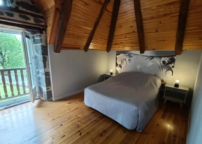 4 Personnes Dans Le Cantal Animaux Bienvenus * Lascelle