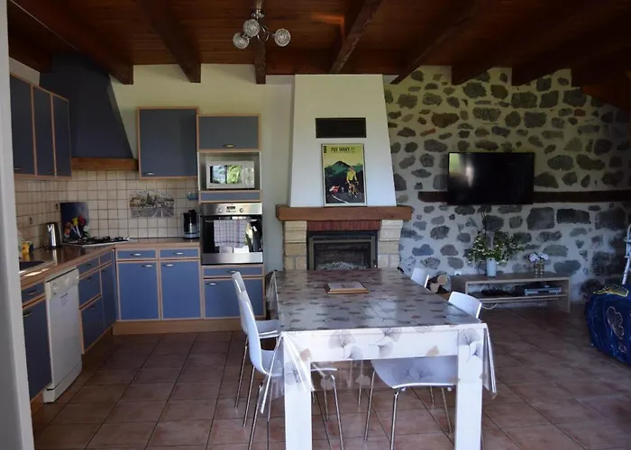 4 Personnes Dans Le Cantal Animaux Bienvenus Casa de Férias *